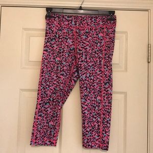 NWOT Under Armour Patterned Crop Leggings, M